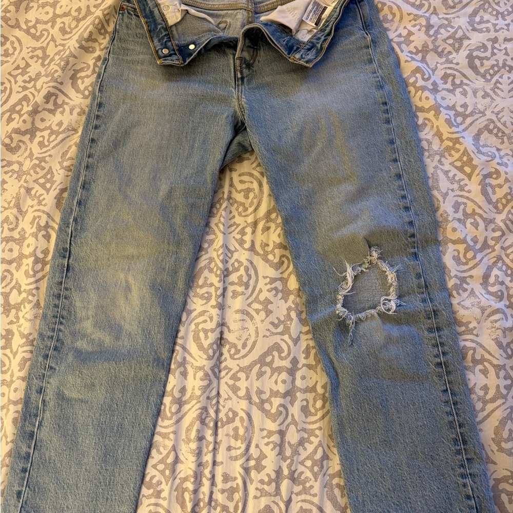 Light Blue Distressed Women’s Jeans. Wedgie straight 27. Euc